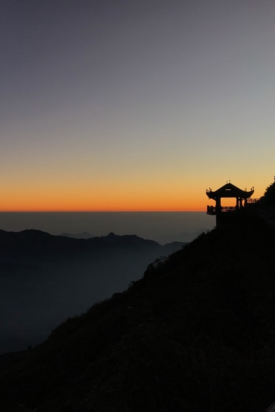 山附近的圆环面建筑的轮廓
